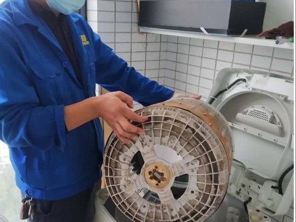 用洗衣機(jī)洗衣服，洗之后比洗之前更臟，原來(lái)是因?yàn)樗?！武漢洗衣機(jī)清洗
